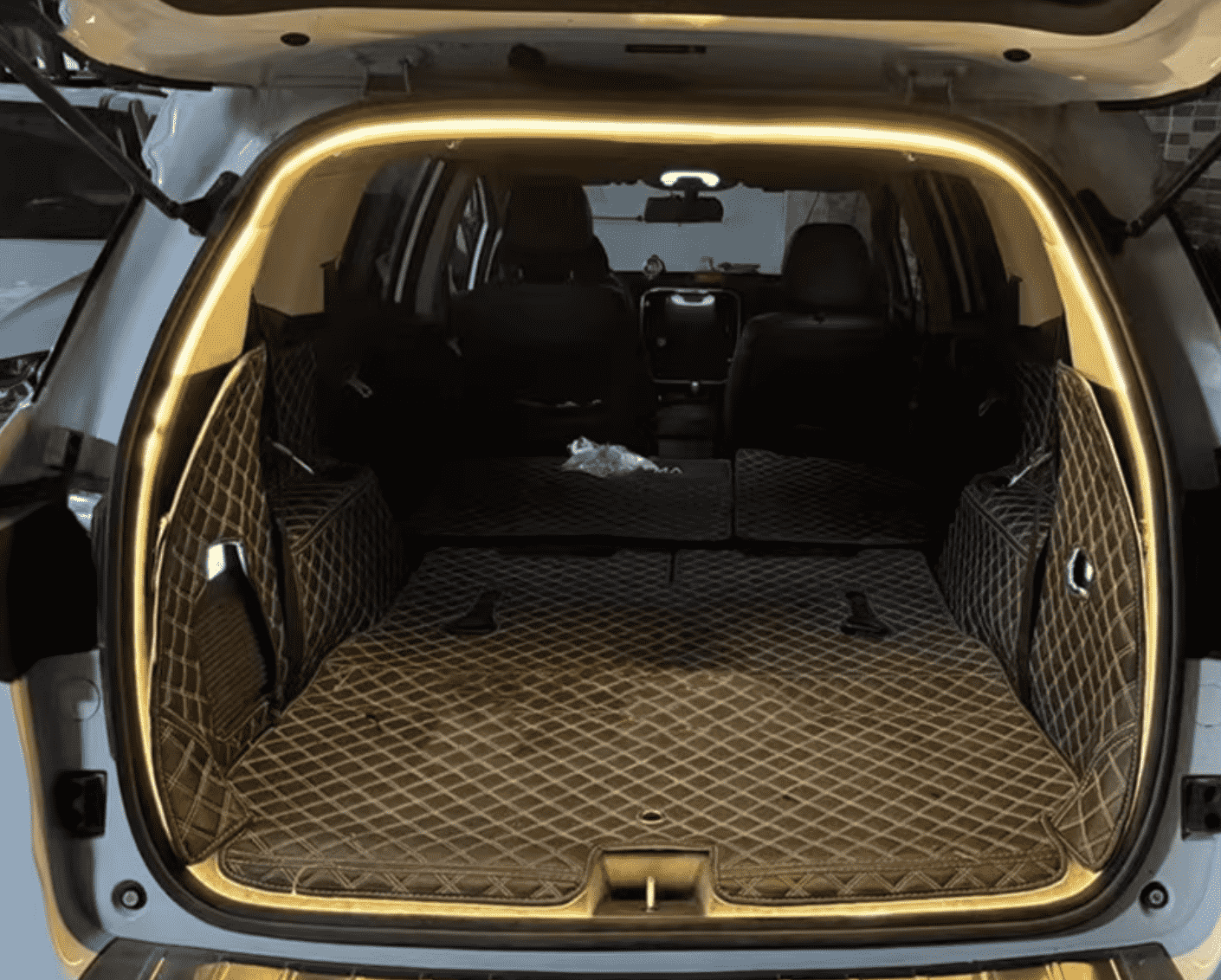 Xevaban.com ở 214 Giải Phóng là đơn vị chuyên cung cấp phụ kiện oto, đồ chơi oto, đồ chơi m6, phụ kiện m6, xevaban, 214 giải phóng, đèn cốp sau m6, đèn chiếu sáng cốp sau m6, đèn led cốp sau m6, đèn trang trí cốp m6.